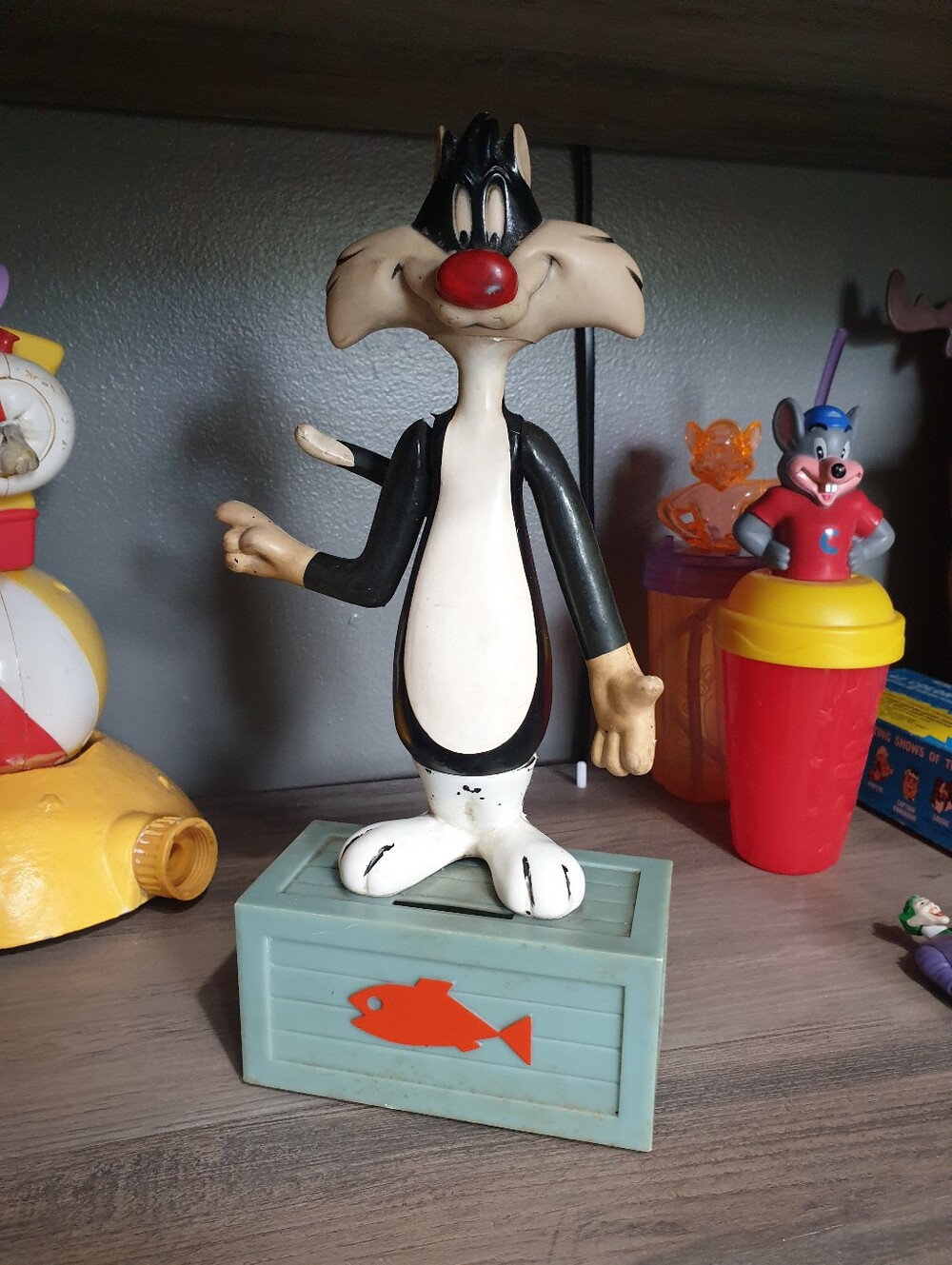 Sylvester the Cat Figurine on Fish Crate DAKIN COIN BANK 1970 LOONEY TUNES TOY